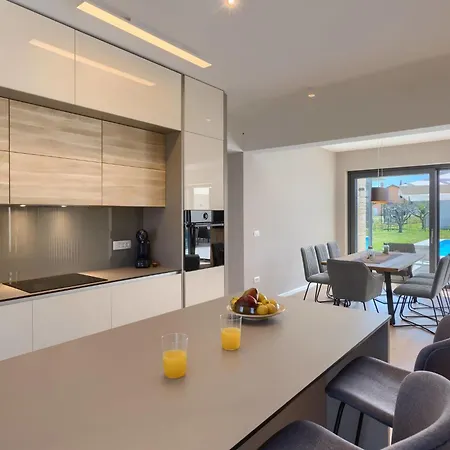 Chiara By Interhome Бртонигла